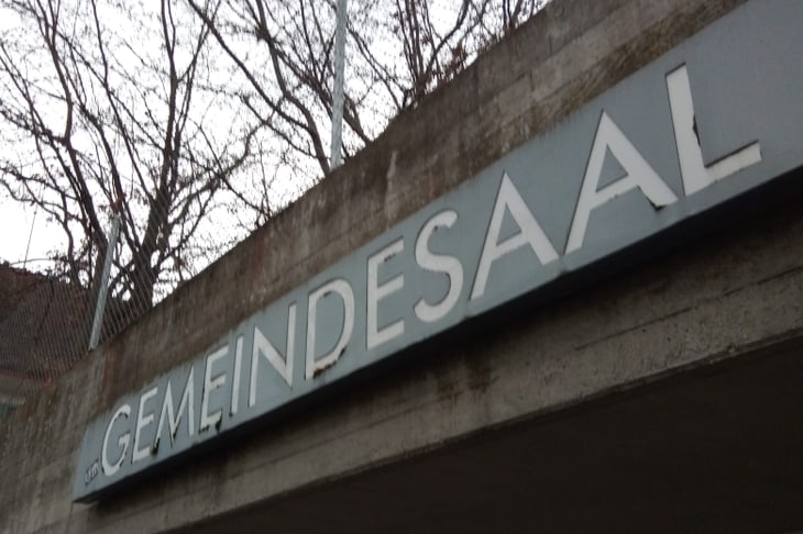 Gemeindesaal Schild vermoost