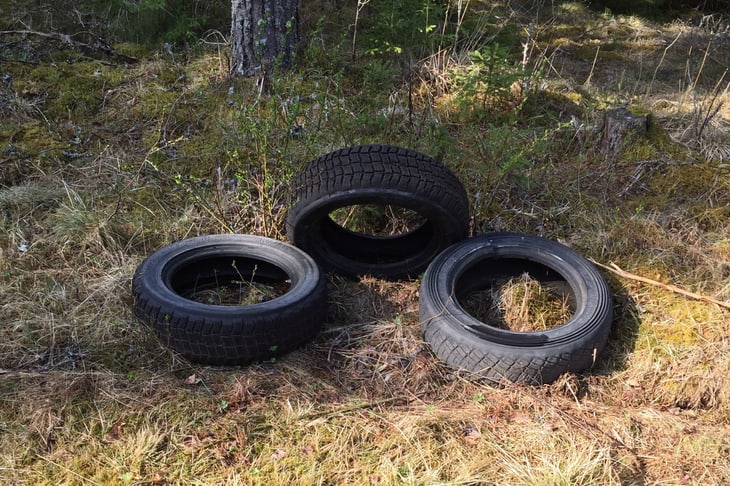 Reifen im Wald entsorgt