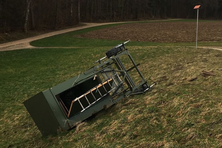 Hochsitz umgestürzt